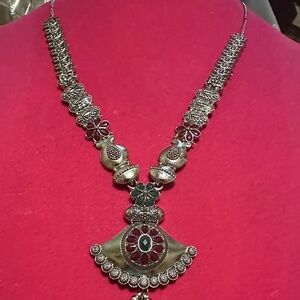 ELEGANT UNIQUE SILVER TONE PENDANT NECKLACE w/ MATCHING PIERCED POST  EARRINGS